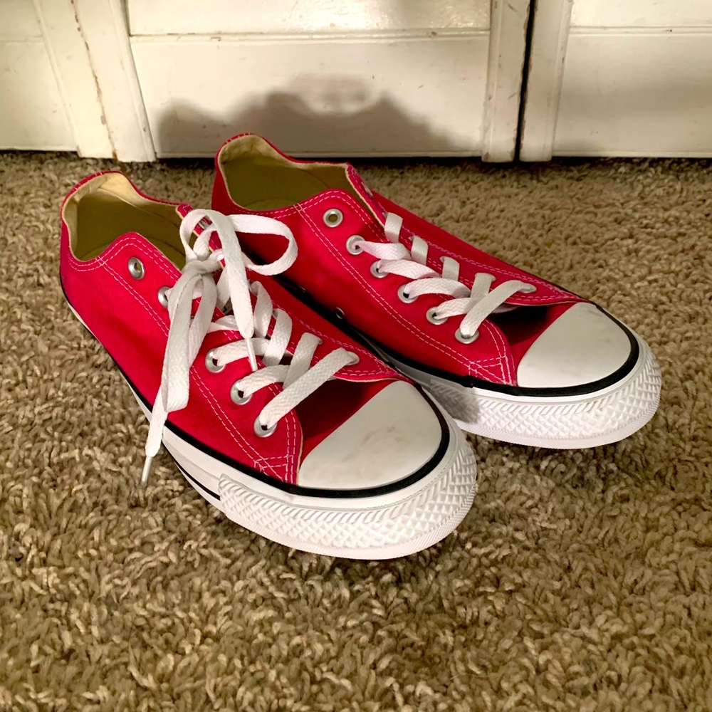 Hot pink converse size 9 women’s. Never worn